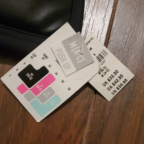 Victoria Secret - Picture 3 of 3